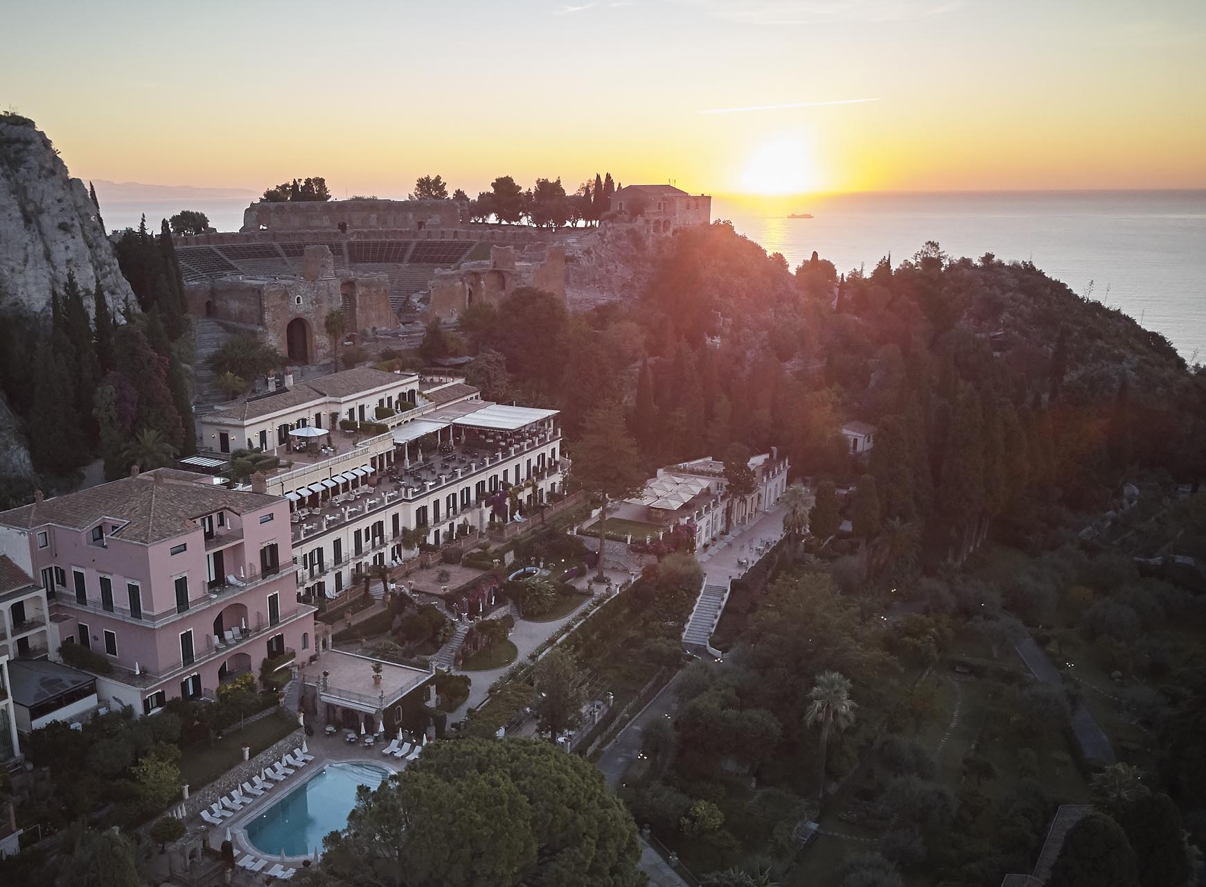 Il tramonto suggestivo sul Belmond Grand Hotel Timeo di Taormina. Affacciato sulla costa orientale della Sicilia, la struttura si trova vicino al Teatro Greco.